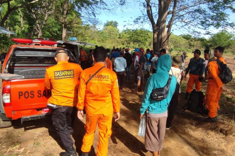 Tim SAR Gabungan saat melakukan pencarian terhadap korban di kawasan hutan di wilayah Lombok Timur, NTB. ANTARA/HO