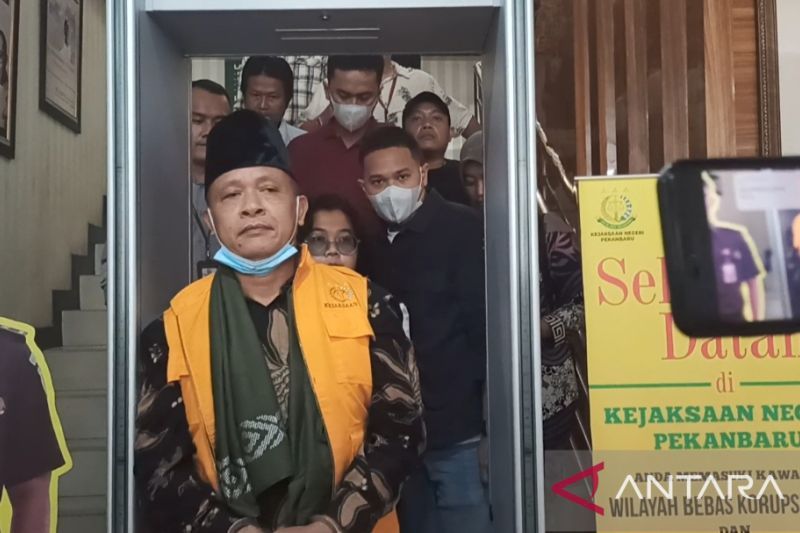 Mantan Rektor UIN Sultan Syarif Kasim Riau Akhmad Mujahidin saat keluar dari kantor Kejari Pekanbaru, Jumat, untuk menjalani penahanan. (ANTARA/Annisa Firdausi)