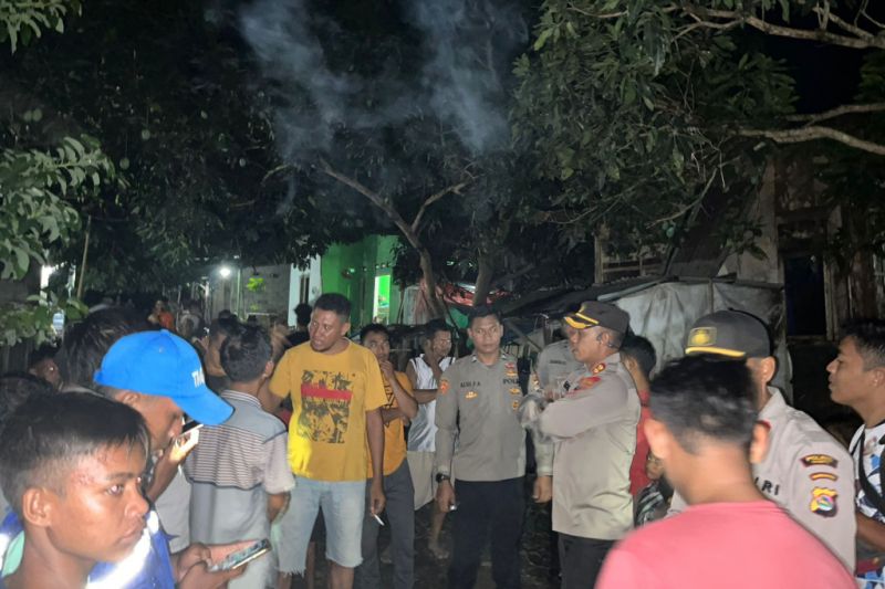 Kapolres Dompu, Nusa Tenggara Barat, AKBP Iwan Hidayat saat meninjau lokasi korban angin puting beliung (ANTARA/Humas Polres Dompu)