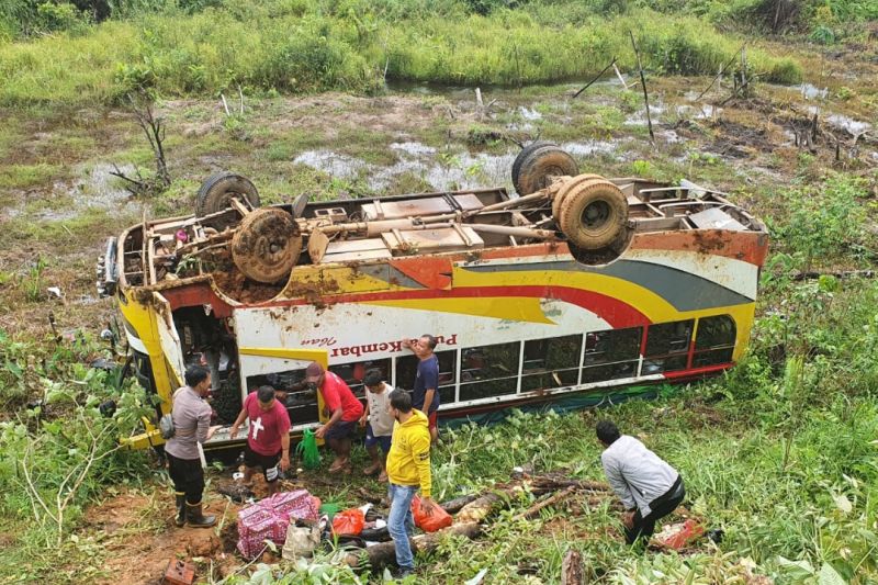 Caption: Proses evakuasi penumpang Bis Putra Kembar yang mengalami kecelakaan jatuh ke jurang di Desa Kenerak Kecamatan Semitau, wilayah Kapuas Hulu Kalimantan Barat, Sabtu (22/10/2022). ANTARA/HO-Satlantas Polres Kapuas Hulu. (Teofilusianto Timotius)
