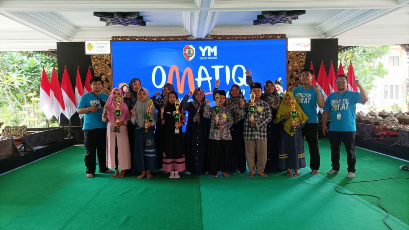 BERBAKAT: Anggota Yatim Mandiri Mojokerto bersama para pelajar SD se-Mojokerto usai mengikuti kegiatan Omatiq di Pendapa Pemkab, kemarin.