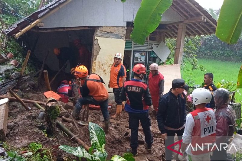 Tim SAR gabungan saat melakukan evakuasi korban tertimbun longsor di Kampung Cibunar, Kabupaten Sukabumi, Jawa Barat, Minggu (23/10/2022). (ANTARA/Aditya Rohman)