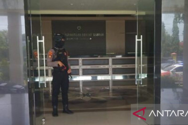 Pengamanan oleh personel Polres Bangkalan pada penggeledahan di kantor DPRD Bangkalan yang dilakukan oleh tim penyidik KPK, Selasa (25/10/2022) (ANTARA/HO-Polres Bangkalan)