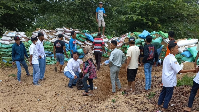 DIEVAKUASI: Relawan dan warga tengah mengevakuasi korban kecelakaan rem blong di Jalur Gotekan, Desa/Kecamtan Pacet, Selasa (11/10). (Martda Vadetya/Jawa Pos Radar Mojokerto)