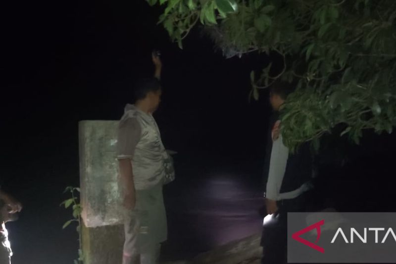 Personel Polsek Cisolok bersama warga memantau kondisi Sungai Cibareno di Kecamatan Cisolok, Kabupaten Sukabumi, Jabar yang tiba-tiba meluap tidak lama setelah guncangan gempa M 5,5 yang berpusat di Kabupaten Bayah, Banteng pada Minggu, (9/10). Antara/Adi