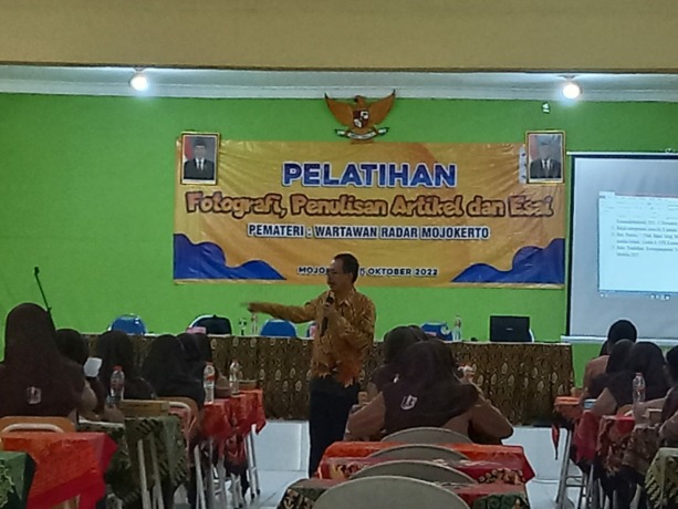 SERIUS: Pengurus OSIS dan Jurnalistik mengikuti pelatihan jurnalistik di Aula Makarim, akhir pekan kemarin.