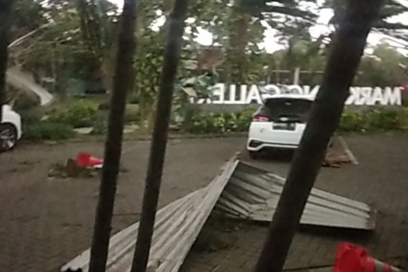 Sebuah atap yang berserakan akibat terkena angin kencang di Sidoarjo, Jawa Timur, Minggu. (ANTARA/HO-NS)
