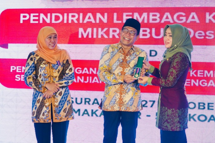 BERPRESTASI : Menteri Desa PDTT, Abdul Halim Iskandar didampingi Gubernur Jawa Timur Khofifah Indar Parawansa memberi penghargaan berupa Lencana Bakti Desa Pertama kepada Bupati Mojokerto Ikfina Fahmawati, di KRI Makasar - 590 Koarmada II, Surabaya, kemar