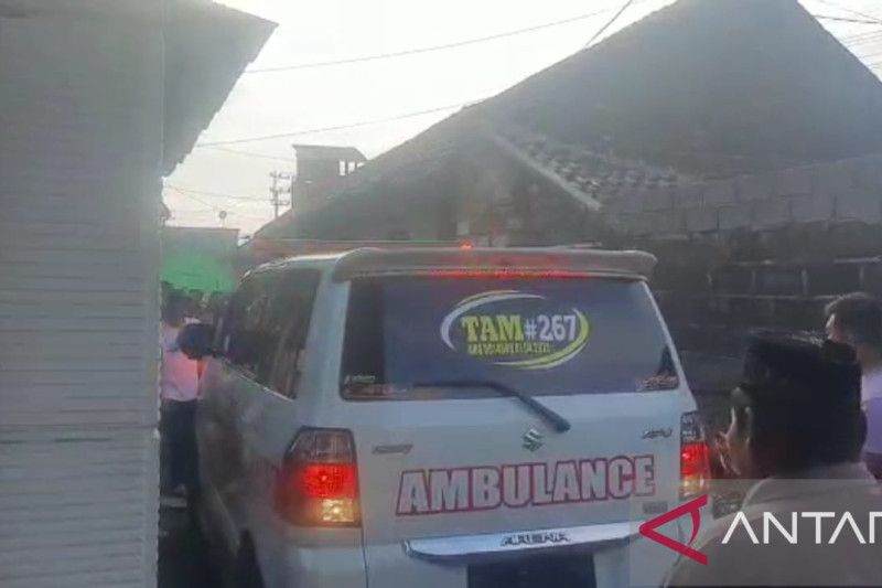 Jenazah korban tragedi Stadion Kanjuruhan Malang Faiqotul Hikmah tiba di rumah duka di Kelurahan Kranjingan, Kabupaten Jember, Minggu (2/10/2022). ANTARA/Zumrotun Solichah