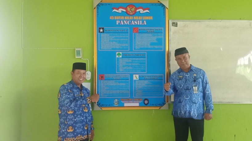 Kacabdindik Mojokerto Raya, Ir. Trisilo Budi Prasetyo bersama Kepala SMAN 1 Bangsal (Drs. H. Sugiono, M.Pd.) usai melakukan pemasangan secara simbolis 45 Butir Nilainilai Luhur Pancasila di seluruh kelas.