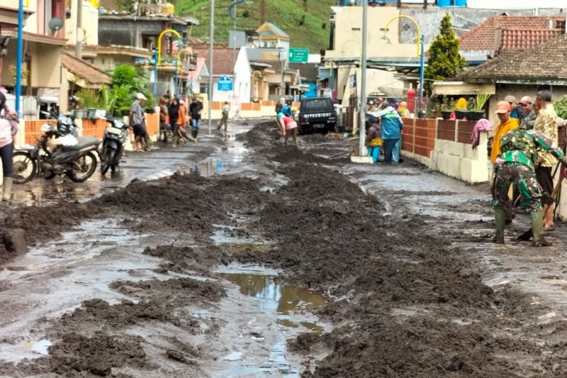 Petugas dan warga membersihkan akses jalan yang tertimbun longsor di Desa Ranupani, Kecamatan Senduro, Kabupaten Lumajang, Sabtu (8/10/2022) (ANTARA/HO-Danramil Senduro)