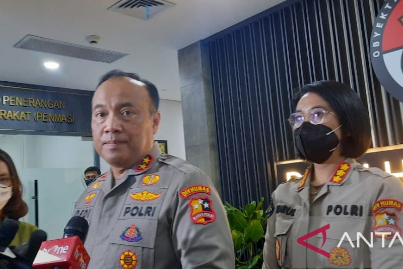Kepala Divisi Humas Polri Irjen Pol. Dedi Prasetyo memberikan keterangan pers hasil putusan sidang etik Brigjen Pol. Hendra Kurniawan di Mabes Polri, Jakarta, Senin (31/10/2022). (ANTARA/Laily Rahmawaty)