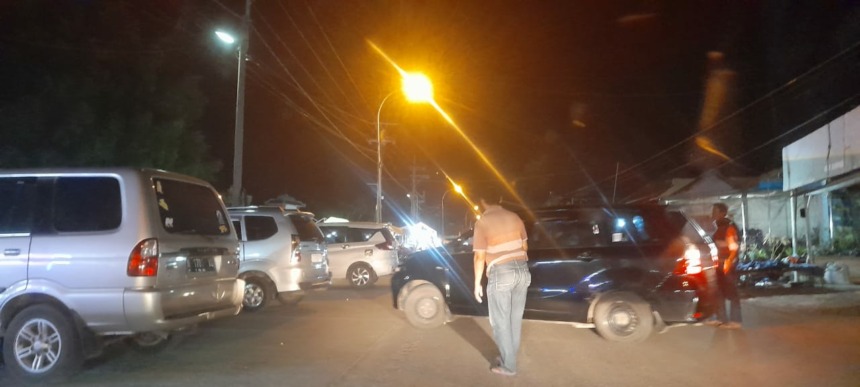 DIKELUHKAN: Tarif parkir  kendaraan roda empat di depan wisata religi Troloyo, dikeluhkan pengunjung, Minggu (30/10) malam.