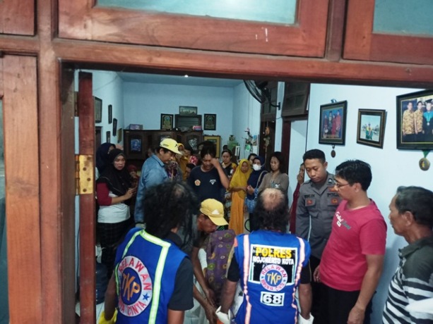 TAK DISANGKA: Petugas kepolisian dan warga menunggu proses identifikasi korban gantung diri di rumah duka di di Dusun Kedung Gagak, Desa Mlirip, Kecamatan Jetis, kemarin.