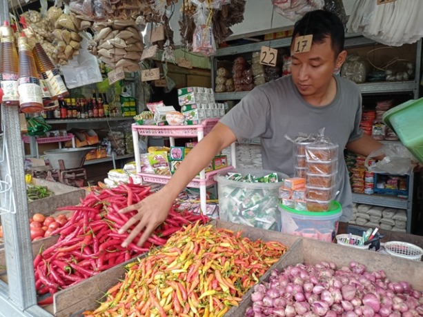 KOMOTIDAS: Pedagang di Pasar Tanjung Anyar Kota Mojokerto menata bumbu dapur dagangannya, kemarin. (Yulianto Adi Nugroho/JPRM)
