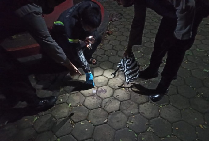 PERIKSA LOKASI: Polisi memeriksa TKP penganiayaan di Taman Hutan Kota Mojokerto, Kelurahan Pulorejo, Kecamatan Prajurit Kulon, Selasa (25/10) malam. (Yulianto Adi Nugroho/Jawa Pos Radar Mojokerto)
