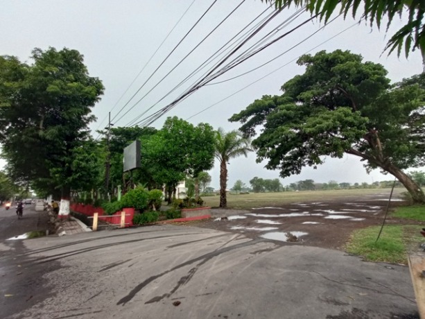 TERSENDAT: Konser Dewa 19 yang rencananya digelar di Lapangan Sudinawan, Kecamatan Prajurit Kulon belum mendapat izin dari kepolisian. (Yulianto Adi Nugroho/Jawa Pos Radar Mojokerto)
