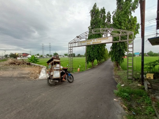 UNIK: Jalan menuju Lingkungan/Kelurahan Gunung Gedangan, Kecamatan Magersari, Kota Mojokerto di tepi Jalan Bypass ini dikenal dengan nama Gang Sundel Bolong. (Yulianto Adi Nugroho/Jawa Pos Radar Mojokerto)