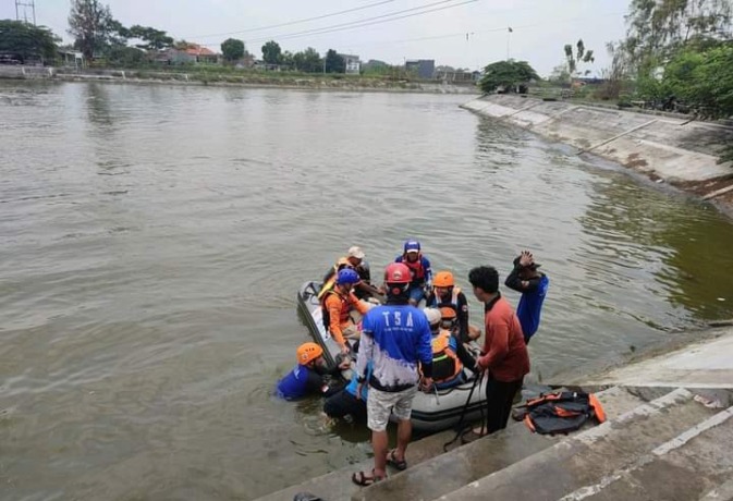 DILATIH: Relawan mengikuti pelatihan penyelematan laka air di Waduk Kalimati Longstorage, Kecamatan Mojoanyar, Sabtu (8/10). (dok BPBD for JPRM)