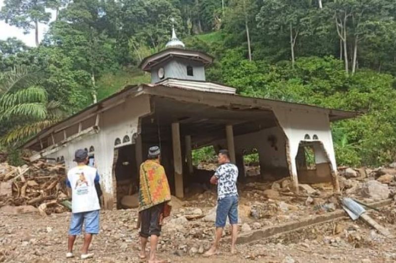 Banjir merusak rumah ibadah di Desa Sondoang Kecamatan Kalukku Kabupaten Mamuju, Rabu (12/10/2022). ANTARA Foto/M Faisal Hanapi