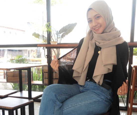 NYAMAN: Jaket rajut menjadi salah satu pakaian yang wajib dikenakan untuk mempercantik tampilan di saat musim hujan.