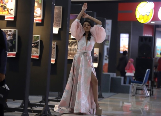 Joana, salah seorang model OTS Fotografi di Sunrise Mall.