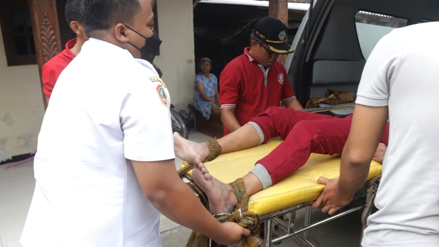 DIEVAKUASI: Relawan setempat mengevakuasi ODGJ di Kecamatan Dawarblandong untuk dilakukan pendataan dan perawatan, beberapa waktu lalu.