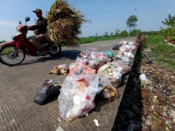 MENGGUNUNG: Tumpukan sampah yang tak terurus kian menggunung di pinggir ruas jalan Mlirip, Kecamatan Jetis. (Sofan Kurniawan/Jawa Pos Radar Mojokerto)