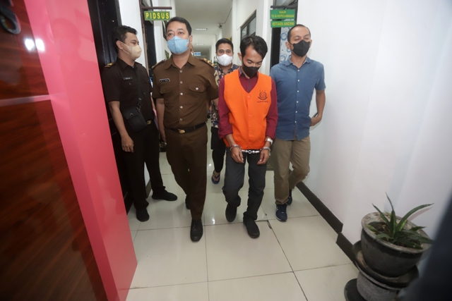 LANGSUNG DITAHAN: Eks Kades Sumbersono Trisno Hariyanto digelandaang ke lapas kelas IIB Kota Mojokerto untuk dilakukan penahanan, Rabu (19/10). (Sofan Kurniawan/JPRM)