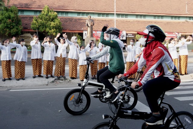 TRADISIONAL: Tampilan pakaian adat Soekarno cilik SDN Purwotengah sebagai pilot project pertama di Kota Mojokerto yang akan dikenakan sebagai seragam.