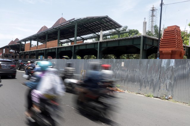 JADI PUSAT KULINER: Proyek Skywalk Mojopahit yang berada di sisi selatan Alun-Alun Kota Mojokerto yang masih dalam tahap pekerjaan, kemarin. (Sofan Kurniawan/Jawa Pos Radar Mojokerto)