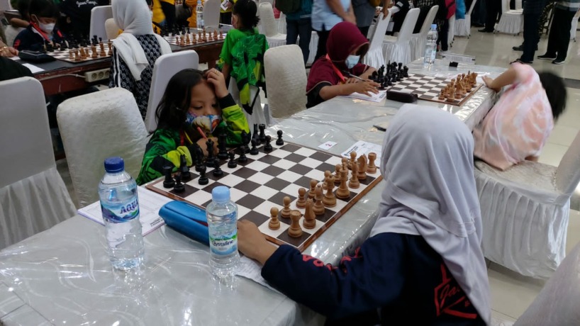 LEVEL INTERNASIONAL: Siti Fatimatus Zahro saat tampil di Kejurnas catur junior di Bangka Belitung beberapa waktu lalu.