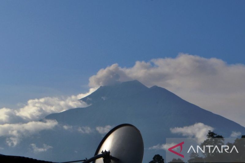 Arsip - Gunung Kerinci yang berada di perbatasan Kabupaten Solok Selatan, Sumatera Barat dan Kerinci, Jambi mengeluarkan asap hitam pada Rabu (6/4/2016). (ANTARA/Joko Nugroho)