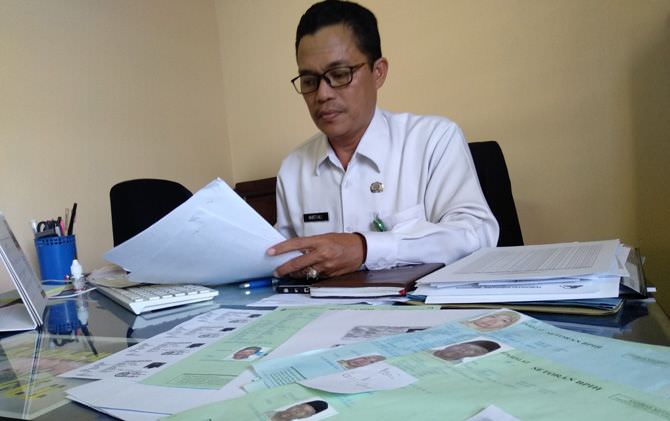 Plt Humas Kemenag Kabupaten Mojokerto, Mukti Ali dalam sebuah kesempatan di kantornya. (dok/Jawa Pos Radar Mojokerto)
