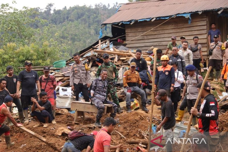 Tim gabungan bersama masyarakat tengah melakukan pencarian korban tanah longsor di lokasi tambang emas di Desa Buluh Kuning Kecamatan Sungai Durian Kabupaten Kotabaru Provinsi Kalimantan Selatan. (Antara-HO/Kominfo)