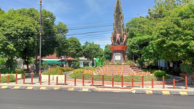 CIAMIK: Suasana di Taman Obor, Kelurahan Oro-Oro Ombo, Kecamatan Kartoharjo, Kota Madiun yang kerap menjadi jujukan warga lokal maupun wisatawan domestik. (Indah Oceananda/Jawa Pos Radar Mojokerto)