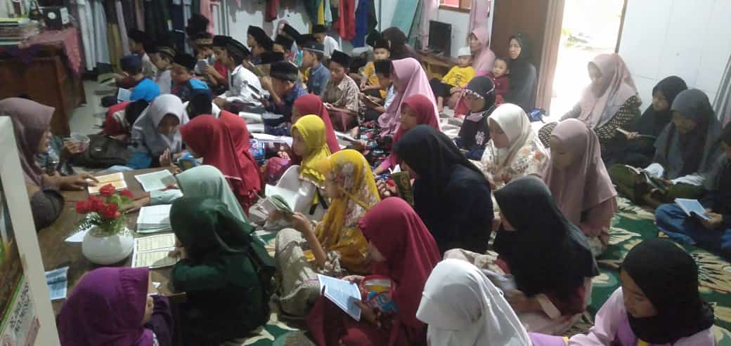 NON FORMAL: Proses pembelajaran di salah satu TPQ Kecamatan Puri. (dok JawaPos.com)