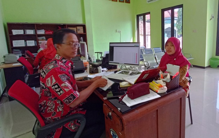 ANTRE: Warga mengurus dokumen keberangkatan ibadah umrah di kantor Kemenag, tahun lalu. (dok Jawa Pos Radar Mojokerto)