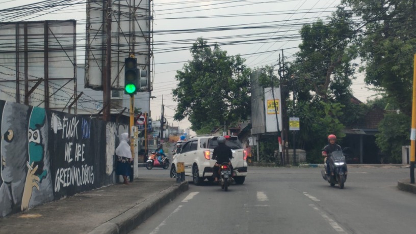 BELUM TERURUS: Keberadaan gepeng masih menjamur di Perempatan Sooko yang sebelumnya diklaim sudah ditertibkan, kemarin (23/10). (Khudori Aliandu/Jawa Pos Radar Mojokerto)