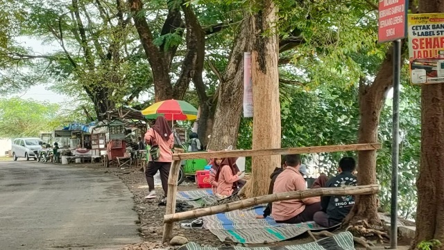 NAKAL: Para pelajar berseragam lengkap asyik nongkrong di kawasan Rolak Songo, Desa Lengkong, Kecamatan Mojoanyar, di jam pelajaran, kemarin (14/10). (Khudori Aliandu/JPRM)