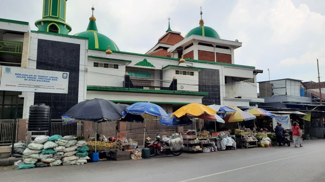 BERTAHAN: Para pedagang di ruas Jalan KH Nawawi, Kota Mojokerto masih enggan membongkar lapak mereka meski sudah mendapat surat imbauan untuk relokasi, kemarin. (Rizal Amrulloh/Jawa Pos Radar Mojokerto)