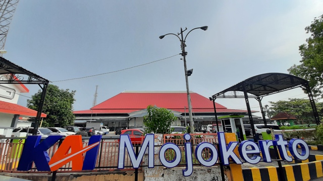 TRANSPORTASI: Stasiun Mojokerto yang pada masa kolonial dimanfaatkan untuk mengirim penduduka untuk bermigrasi untuk bekerja di luar daerah.