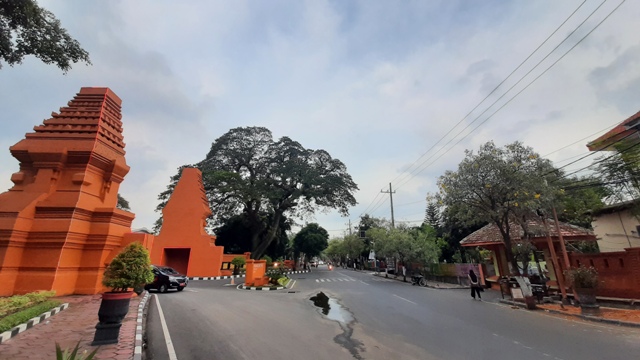 SIMPAN RIWAYAT: Ruas Kaboepatenstraat atau kini Jalan A. Yani, Kota Mojokerto yang pernah menjadi pusat industri es balok pada masa kolonial. (Rizal Amrulloh/Jawa Pos Radar Mojokerto)