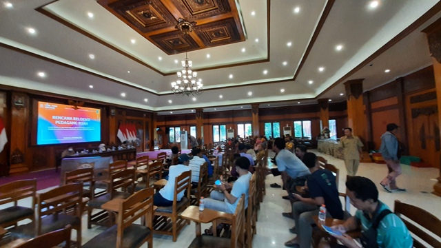 TAHAP AKHIR: Diskopukmperindag memberikan sosialisasi terakhir terkait relokasi para pedagang buah di pendapa Pemkot Mojokerto, kemarin. Mereka akan ditempatkan di Rest Area Gunung Gedangan. (Rizal Amrulloh/Jawa Pos Radar Mojokerto)