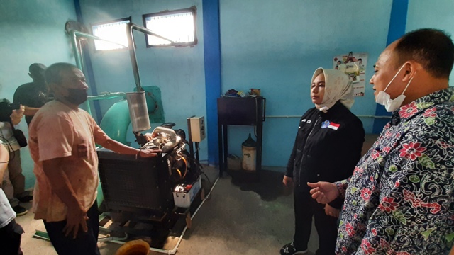 DETEKSI DINI: Wali Kota Ning Ita meninjau saluran air primer di Sungai Sadar guna melakukan mitigasi bencana menghadapi musim penghujan, kemarin (21/10). (Rizal Amrulloh/Jawa Pos Radar Mojokerto)