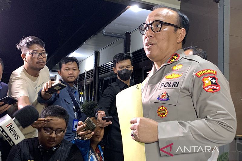 Kadiv Humas Polri Irjen Dedi Prasetyo pada saat memberikan keterangan kepada media di Polres Malang, Jawa Timur, Senin (3/10/2022). ANTARA/Vicki Febrianto/pri.