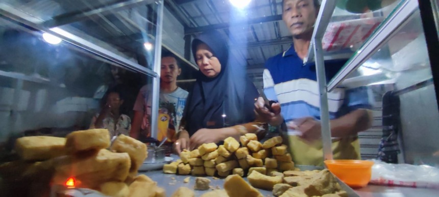 MENGGUGAH SELERA: Tahu solet Mak Ni di Desa Perning, Kecamatan Jetis, Kabupaten Mojokerto tetap eksis sejak 1970.