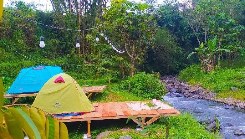 WISATA ALAM: Sejumlah tenda dan fasilitas lainnya disediakan Gubug Marawati bagi para wisatawan yang hendak berkemah di Desa Sajen, Kecamatan Pacet.