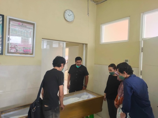TERIDENTIFIKASI: Petugas Polsek Pungging tengah mendampingi pihak keluarga saat memeriksa jasad korban di RS Bhayangkara Pusdik Sabhara Porong.