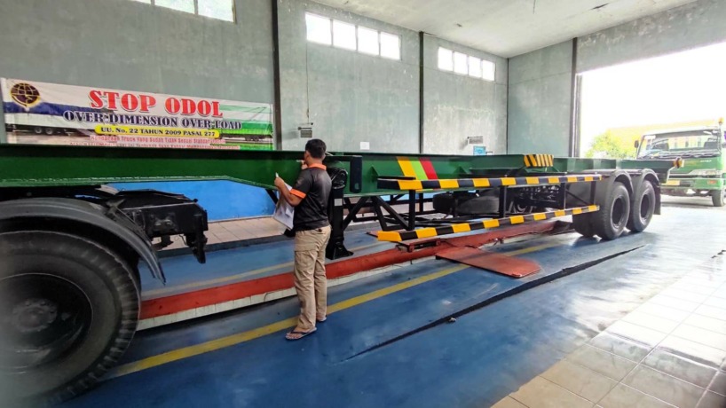 UJI LAYAK JALAN: Petugas sedang memeriksa angkutan barang yang melakukan uji kir di UPT PKB Dishub Kabupaten Mojokerto. (Martda Vadetya/Jawa Pos Radar Mojokerto)